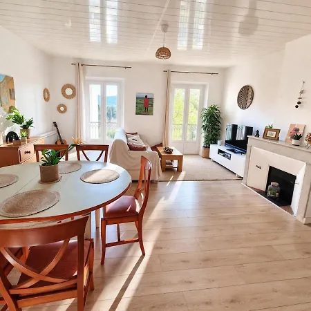 Apartmán Large, Bright Close To The Old Town